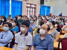 Thầy cô "mướt mồ hôi" tư vấn phụ huynh, học sinh chọn tổ hợp môn lớp 10