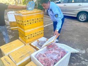 Thu giữ gần 1 tấn thực phẩm không rõ nguồn gốc trên đường tới Đà Nẵng