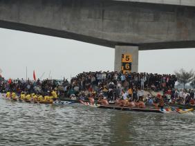 Thuyền chở 11 người trên phá Tam Giang bị lật, 2 mẹ con tử vong thương tâm