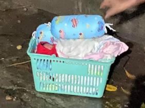 Bé trai sơ sinh còn dây rốn bị bỏ bên đường trong đêm mưa