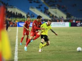 Tranh cãi về lối chơi bóng tiểu xảo của Văn Hậu ở trận thắng Malaysia