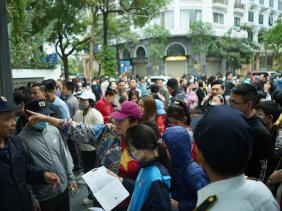 Tuyển sinh lớp 6 ở Hà Nội: Hàng nghìn phụ huynh vây quanh cổng trường