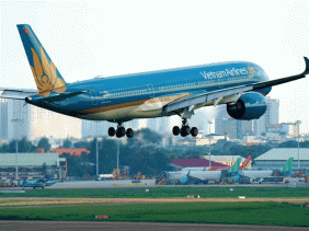 Cấm sử dụng pin sạc dự phòng Lithium trên chuyến bay của Vietnam Airlines Group  Tất cả các thiết bị này được cung ứng bởi nhà sản xuất uy tín hàng đầu thế giới và đã được Cục Hàng không Việt Nam phê chuẩn. Bên cạnh đó, toàn bộ phi hành đoàn đều được huấn luyện kỹ năng xử lý nhanh chóng và hiệu quả trong mọi tình huống bất thường.  Trước đó, Vietnam Airlines đã phối hợp với Cục Quản lý Xuất nhập cảnh (A08), Bộ Công an, tăng cường công tác soi chiếu tại các cảng hàng không quốc tế lớn như Nội Bài và Tân Sơn 