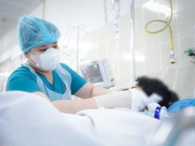 Vụ bé trai ở TP.HCM bị nhánh cây rơi trúng đầu, nứt hộp sọ: Thứ trưởng Bộ Y tế chỉ đạo đặc biệt
