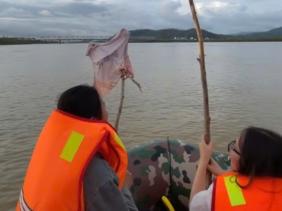 Vụ nghi bố ôm 2 con lao xuống sông: Đau đớn cảnh người mẹ đi khắp sông Lam gọi tên các con