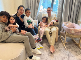 Ronaldo đập tan tin đồn chia tay bởi một hành động nhỏ