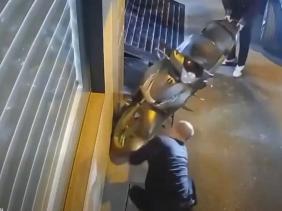 Xác minh clip tài xế Range Rover dùng vật nhọn chọc thủng lốp xe máy SH