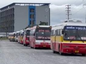 Xe cũ nát hết niên hạn được "phù phép" thành xe chở công nhân ra sao?