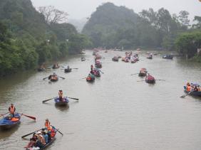 Xử lý 2 lái đò bị tố "vòi tiền" du khách ở lễ hội chùa Hương