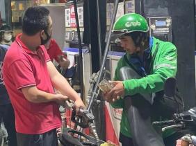 Giá xăng dầu đồng loạt giảm, dầu diesel giảm gần 2.000 đồng/lít