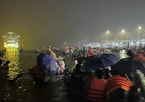 Hàng chục ngàn du khách đội mưa trẩy hội chùa Hương