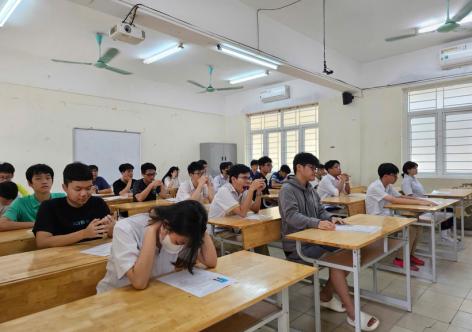 Thứ Năm, 20/08/2026, 09:45 (GMT+7) Dự thảo thi vào lớp 10 chỉ với 2 môn Toán, Ngữ văn: Giảm môn thi, chưa chắc giảm áp lực