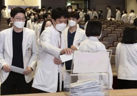 Hàn Quốc công bố thời hạn mới để bác sĩ thực tập trở lại