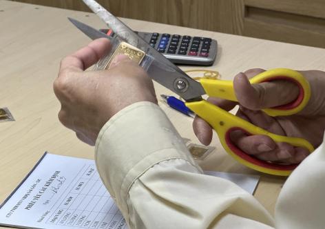 Giá vàng rơi thẳng đứng, mất mốc 160 triệu đồng/lượng