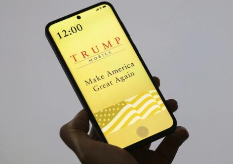 Nghị sĩ Dân chủ đòi điều tra điện thoại Trump Mobile