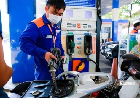 Giá xăng dầu đồng loạt giảm, xăng E5 về mức dưới 22.000 đồng/lít