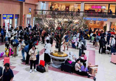 Kẹt xe cận Tết, nhiều hành khách trễ tàu về quê tại ga Sài Gòn