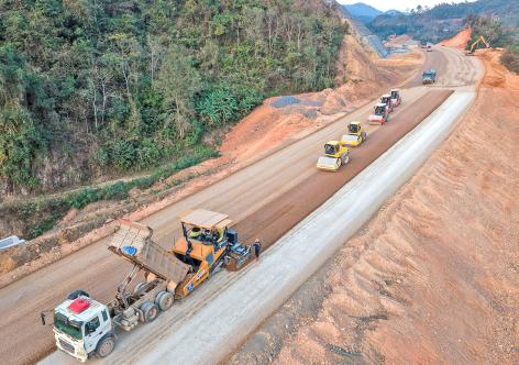 Nhà thầu giao thông đối mặt khó khăn kép, gỡ cách nào?