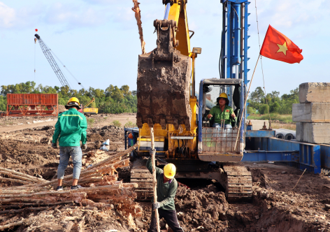Hối hả công trường dự án giao thông sau Tết