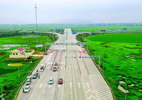 Ngày đầu thu phí 5 tuyến cao tốc Nhà nước đầu tư: Lượng xe có giảm?