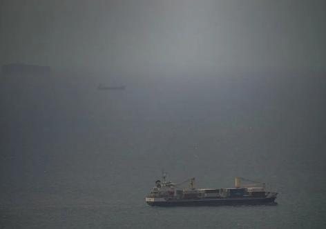 Iran bắt giữ 2 tàu chở hàng ở eo biển Hormuz