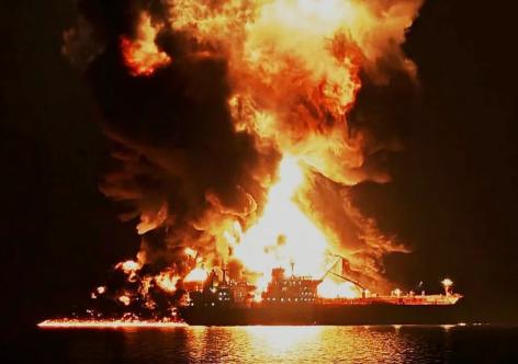 Eo biển Hormuz nóng trở lại: Mỹ, Iran đáp trả hỏa lực của nhau