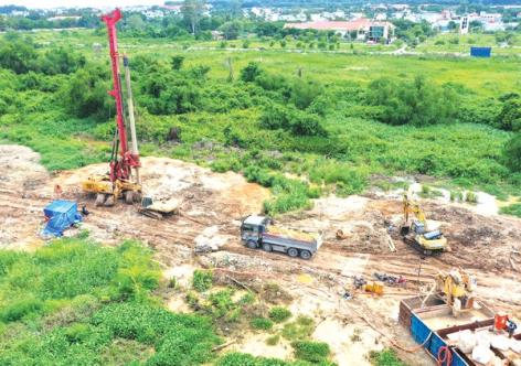 Gói thầu XL10 được đánh giá có tiến độ chậm nhất Dự án do Liên danh Công ty CP 479 Hòa Bình - Công ty CP Tập đoàn CIENCO4 - Công ty CP Dịch vụ và Thương mại 68 - Công ty TNHH Thương mại Dịch vụ Vận tải Xây dựng giao thông T&T - Công ty CP Xây dựng Dịch vụ và Thương mại 68 - Công ty CP Đầu tư và Xây dựng 515 thi công đạt hơn 21% khối lượng, trong khi thời gian thực hiện hợp đồng đã trôi qua gần nửa.