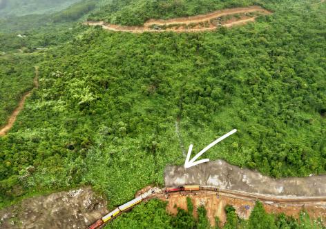 Gấp rút xử lý nguy cơ đá rơi đe dọa đường sắt qua đèo Hải Vân
