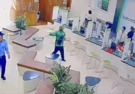 Thu 4 khẩu súng khi bắt 2 nghi phạm cướp ngân hàng ở Gia Lai