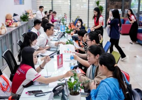 Học phí đại học 2026 tiếp tục tăng, có ngành vọt gần 50%