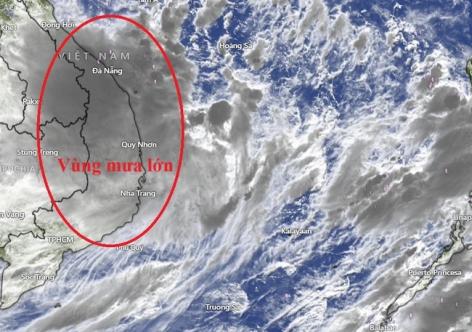 Bão số 1 hoàn lưu lệch vào đất liền, mưa như trút ở miền Trung