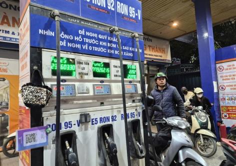 Bộ Công Thương công bố: Giá xăng RON95 giảm gần 4.000 đồng/lít, dầu hỏa 4.100 đồng/lít