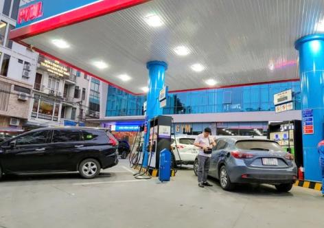 Hà Nội yêu cầu doanh nghiệp xăng dầu bán đúng giá niêm yết, cấm găm hàng