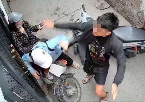 Vụ clip nam thanh niên tạt đầu xe, chặn đánh phụ nữ ở Hà Nội: Công an vào cuộc, hé lộ nguyên nhân ban đầu
