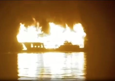 Tàu du lịch chở 41 người bất ngờ bốc cháy trên Vịnh Hạ Long