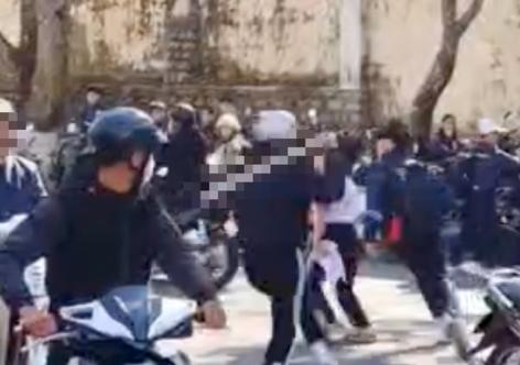 Khởi tố nhóm thanh thiếu niên tấn công nam sinh lớp 8 trước cổng trường ở Đà Lạt