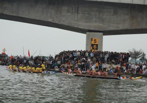 Thuyền chở 11 người trên phá Tam Giang bị lật, 2 mẹ con tử vong thương tâm