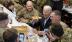 Tổng thống Biden ăn pizza cùng lính Mỹ