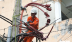 Công nhân Công ty Điện lực Phú Thọ (TP.HCM) bảo trì lưới điện trung thế - Ảnh: HỮU HẠNH