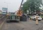 Xe đầu kéo làm rơi 2 cuộn thép trên Quốc lộ 1