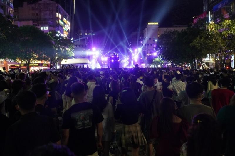 Người dân tham dự lễ countdown mừng năm mới 2022 ở phố đi bộ Nguyễn Huệ.  Ảnh: Chân Phúc