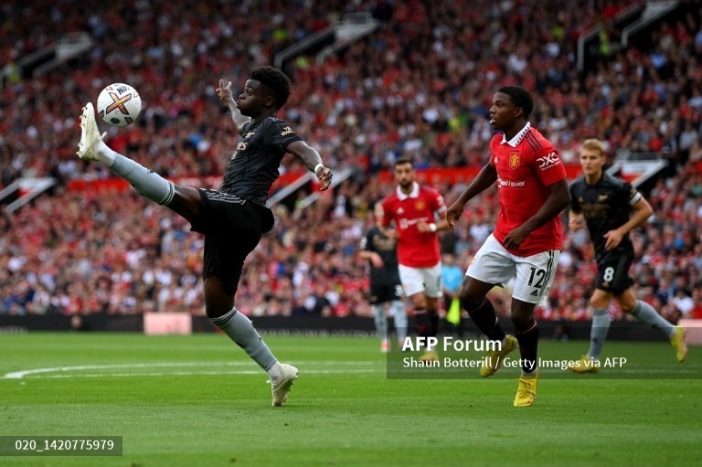Saka ghi bàn thắng quan trọng cho Arsenal. Ảnh: AFP