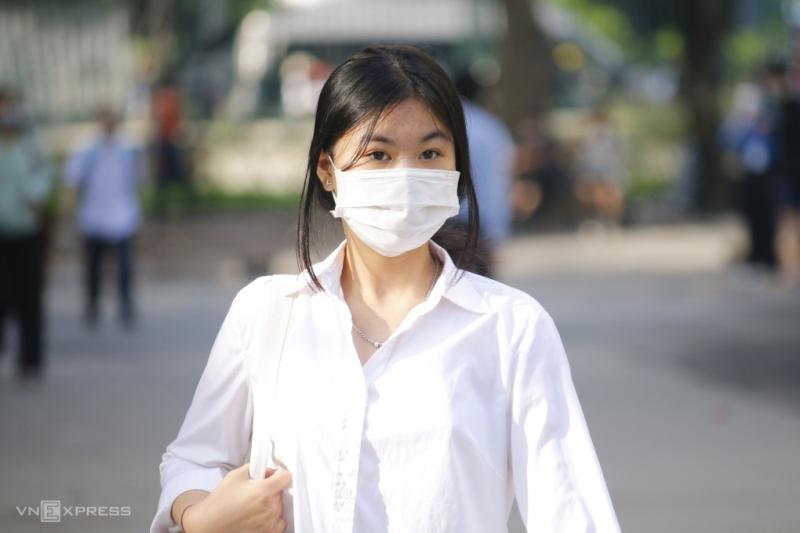 Thí sinh dự thi vào trường THPT chuyên Đại học Sư phạm, sáng 1/6. Ảnh: Thanh Hằng