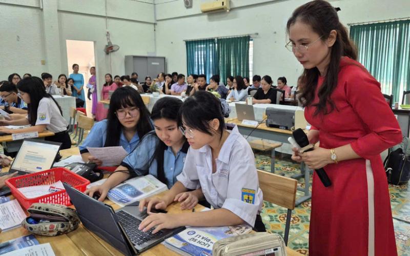 Cách đăng ký nguyện vọng thi vào lớp 10 ở TP.HCM trên cổng tuyển sinh trực tuyến. Ảnh: Báo Tuổi trẻ.