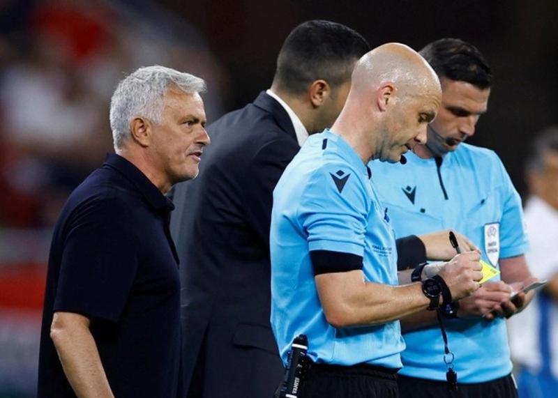 mourinho bi phat 1