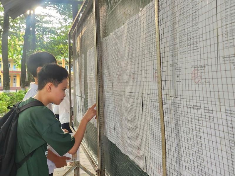 Thí sinh tham gia kỳ thi tuyển sinh lớp 10. (Ảnh: TTXVN)
