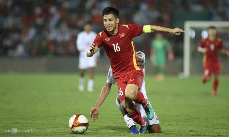 Hùng Dũng đi bóng trong trận thắng Myanmar trên sân Việt Trì tối 13/5. Ảnh: Lâm Thoả