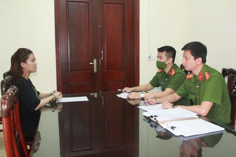 boc tran manh lua cua nu quai xinh dep nup bong doanh nhan bat dong san