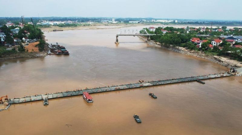 Công an tỉnh Phú Thọ lưu ý các phương tiện và người lưu thông qua cầu phao Phong Châu phải tuân thủ theo tổ chức, phân luồng của các lực lượng chức năng. Ảnh: Dân Trí