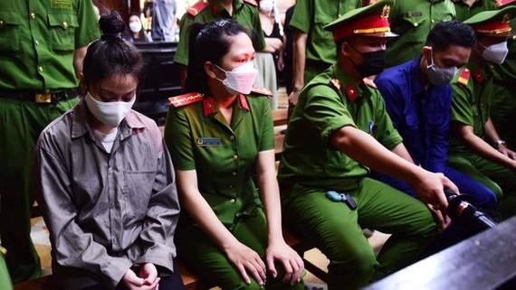 Hoàn tất kết luận điều tra vụ bé 8 tuổi bị bạo hành đến tử vong Bị cáo Nguyễn Võ Quỳnh Trang và Nguyễn Kim Trung Thái tại phiên tòa sáng 21-7. Ảnh: DŨNG PHƯƠNG